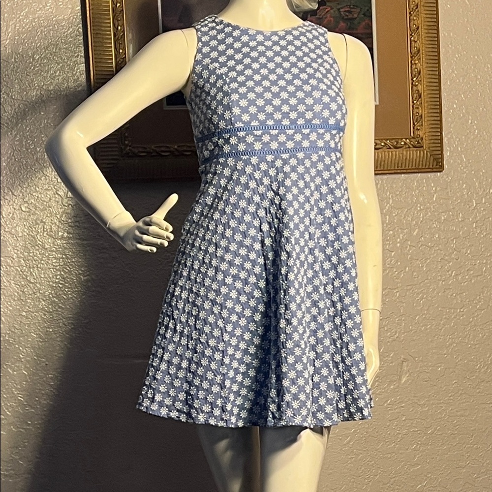 Chic Sleeveless Blue and White Patterned Dress